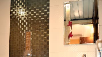 Deluxe Double Room | Bathroom | Shower, rainfall showerhead, towels