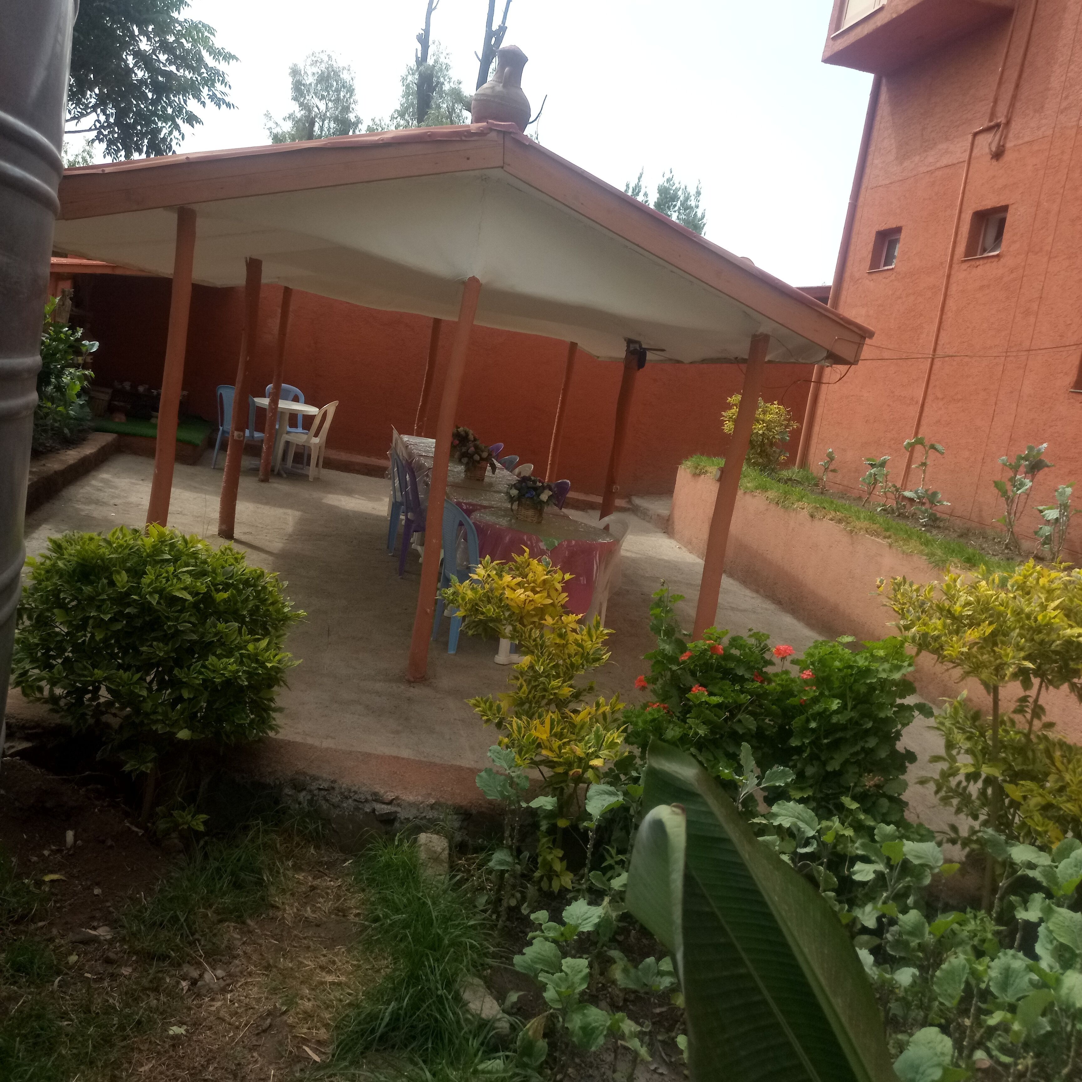  办公桌、免费 WiFi