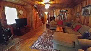 TV, fireplace - Bear_cave (Red River)