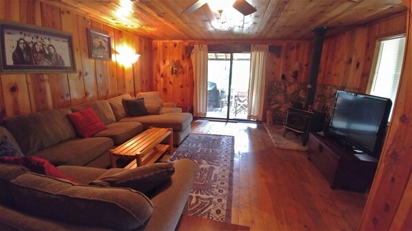 TV, fireplace - Bear_cave (Red River)
