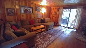 TV, fireplace - Bear_cave (Red River)