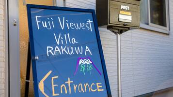 Een bordje van Fuji Viewest Villa Rakuwa dat de ingang aanwijst.