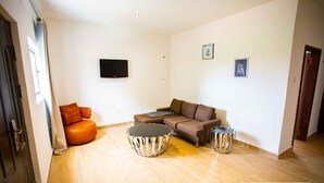 Comfort-lejlighed | Opholdsområde | 32-tommers fladskærms-tv med satellitkanaler, tv