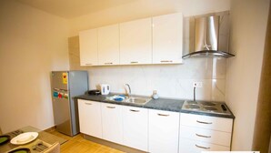 Luksus-studiosuite | Privat køkken | Køleskab, mikrobølgeovn, kogeplade, elkedel