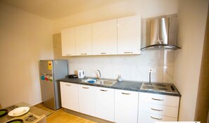 Luxury Studio Suite | Private kitchen - The Square Fully Furnished Apartments (Accra)