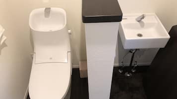 Kamar Keluarga | Kamar mandi | Bathtub dan shower terpisah dan perlengkapan mandi gratis