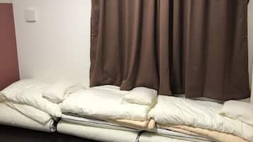 Kamar Double (with Shower) | Tirai kedap cahaya, kedap suara, setrika/meja setrika, dan Wi-Fi gratis