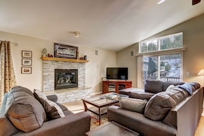 House, 3 Bedrooms | Living room