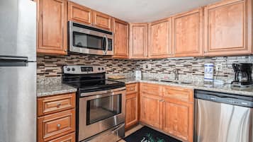 Condo, 1 quarto | Cozinha privada | Geladeira, fogão, cafeteira/chaleira, torradeira
