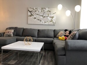 Casa (3 Bedrooms) | Área de sala de estar | Televisión y chimenea 