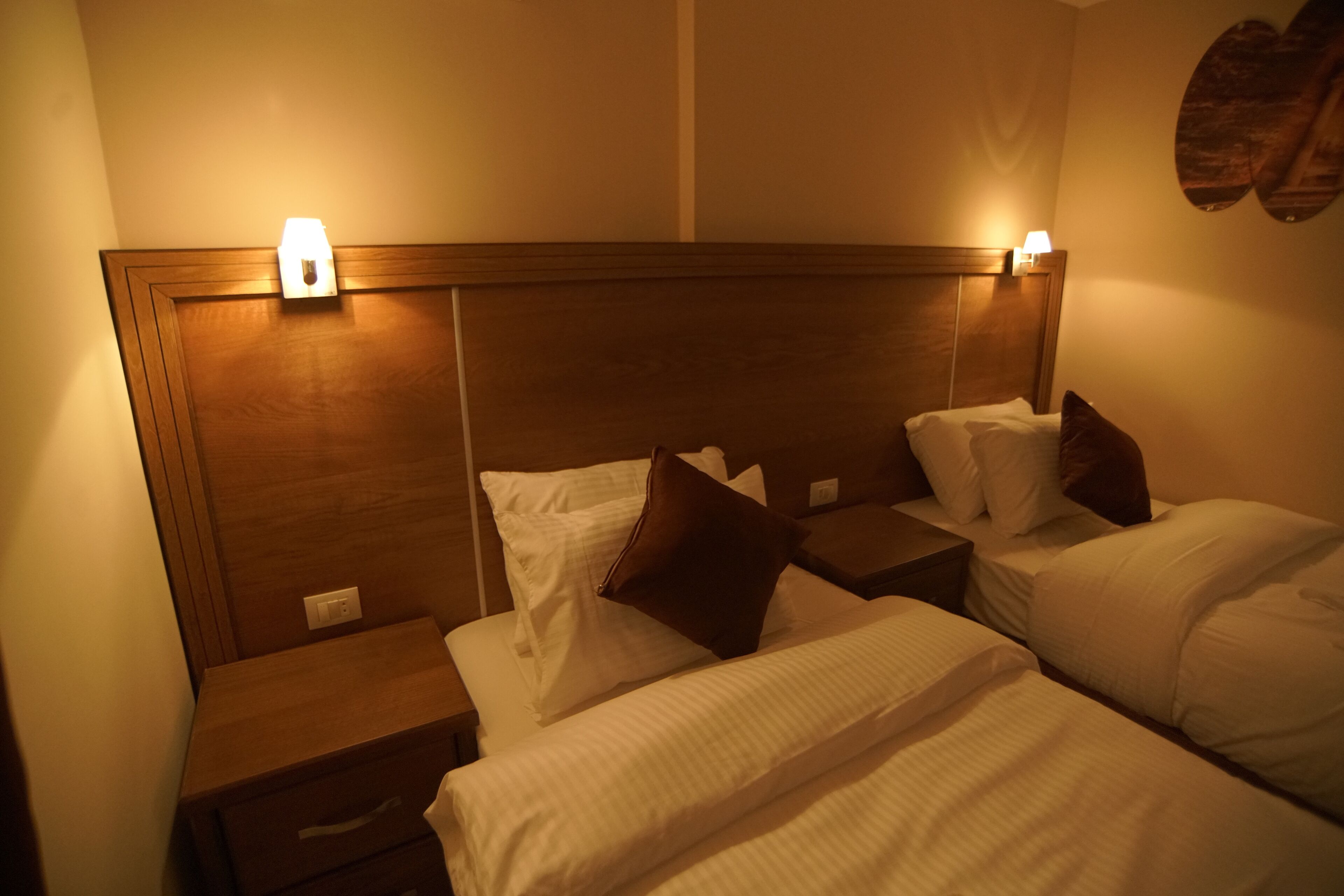 deluxe twin room | minibar, desk, free wifi, bed sheets