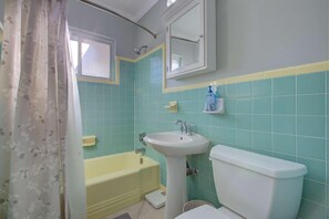 House, Multiple Beds (Peacock Bungalow  - right) | Bathroom
