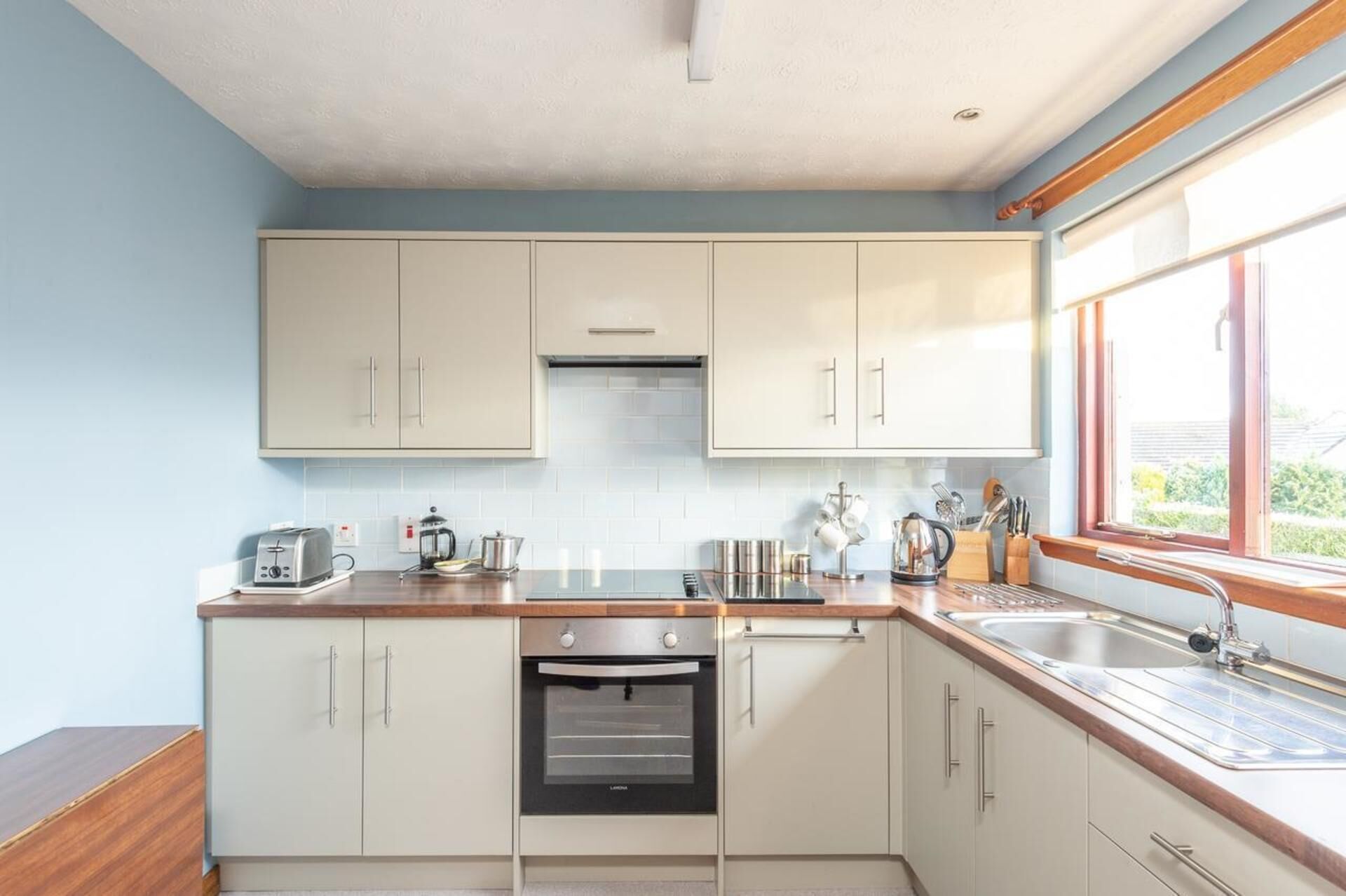 House | Private kitchen | Fridge, microwave, oven, stovetop