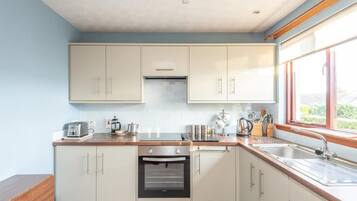 House | Private kitchen | Fridge, microwave, oven, stovetop