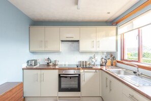 Casa | Cocina privada | Frigorífico, microondas, horno y placa de cocina