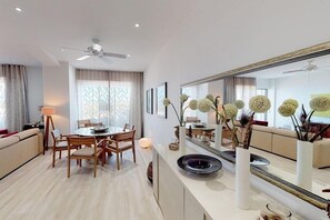 Lemari es, microwave, kompor, dan mesin pencuci piring