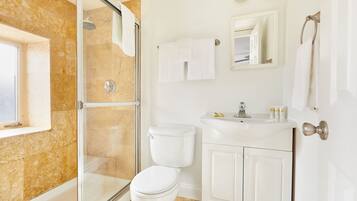 Dusche, Designer-Toilettenartikel, Haartrockner, Handtücher