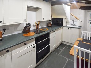 Oven, dishwasher, cookware/dishes/utensils, freezer