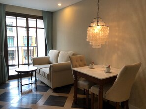 1-Bedroom Condo with Pool View | In-room dining