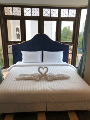 2-Bedroom Condo with Pool View | Wi-Fi gratuit