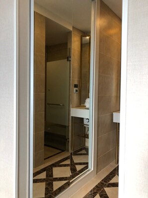 1-Bedroom Condo with Garden View | ห้องน้ำ | ฝักบัว, เรนชาวเวอร์, ของใช้ในห้องน้ำฟรี, ไดร์เป่าผม