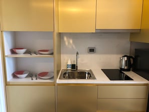 Kylskåp, mikrovågsugn, spishäll och stekbord