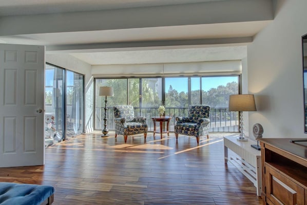 Condo, varias camas (Harbor Towers Intracoastal Condo) | Sala de estar | Televisión de pantalla plana