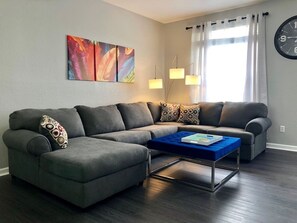 Hus (3 Bedrooms) | Stue | Tv, pejs, videospil