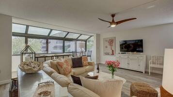 Kondominium, Beberapa Tempat Tidur (Excelsior Beach to Bay-Bayside) | Ruang keluarga | TV layar datar
