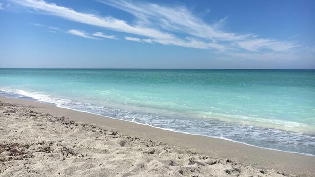 A beach with clear turquoise water and a sandy shore. - Excelsior Beach to Bay-bayside (Siesta Key)