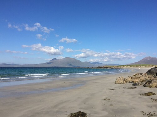 Spacious S/C lodge with large garden near Lough Corrib, Galway City & Connemara