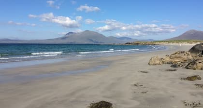 Spacious S/C lodge with large garden near Lough Corrib, Galway City & Connemara