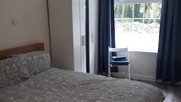 3 chambres, bureau, fer et planche à repasser, lit parapluie