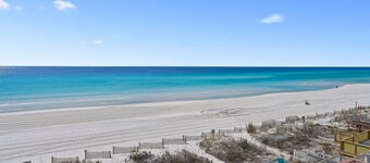 Casa de pueblo recientemente renovada directamente en la playa. 2 cocinas, 3 reyes y elevador