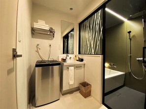 Kamer (10F, Shin) | Badkamer | Een aparte badkuip en douche, gratis toiletartikelen, een haardroger