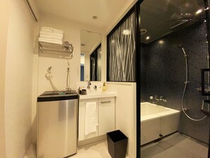Separate bathtub and shower, free toiletries, hair dryer, slippers - Randor Residential Hotel Fukuoka Annex (Fukuoka)