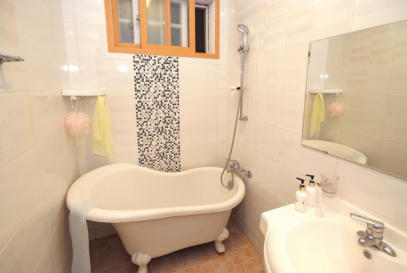 deep-soaking bathtub