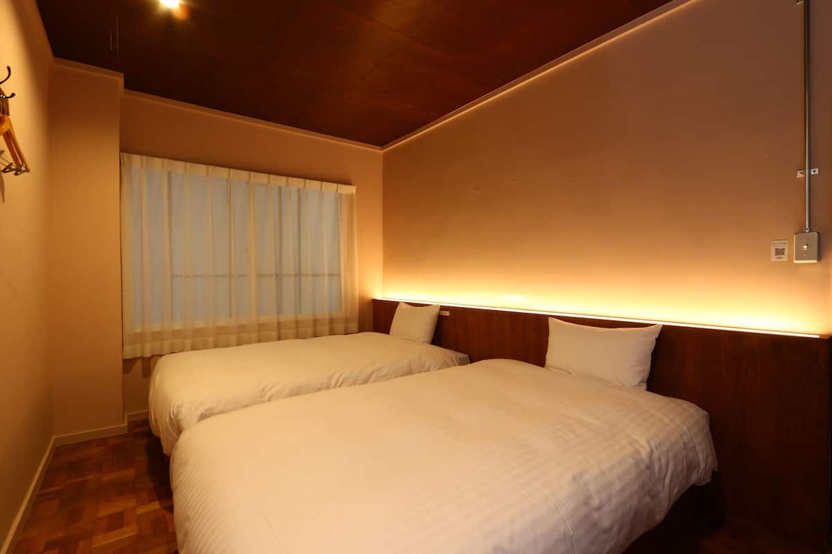 Quarto duplo (STAY1TwinRoom) | Edredons de pluma, escrivaninha, espaço de trabalho para notebook