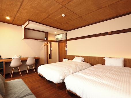 STAY1LargeTwinRoom | Down comforters, desk, laptop workspace, free WiFi. nirasakiyaSTAY