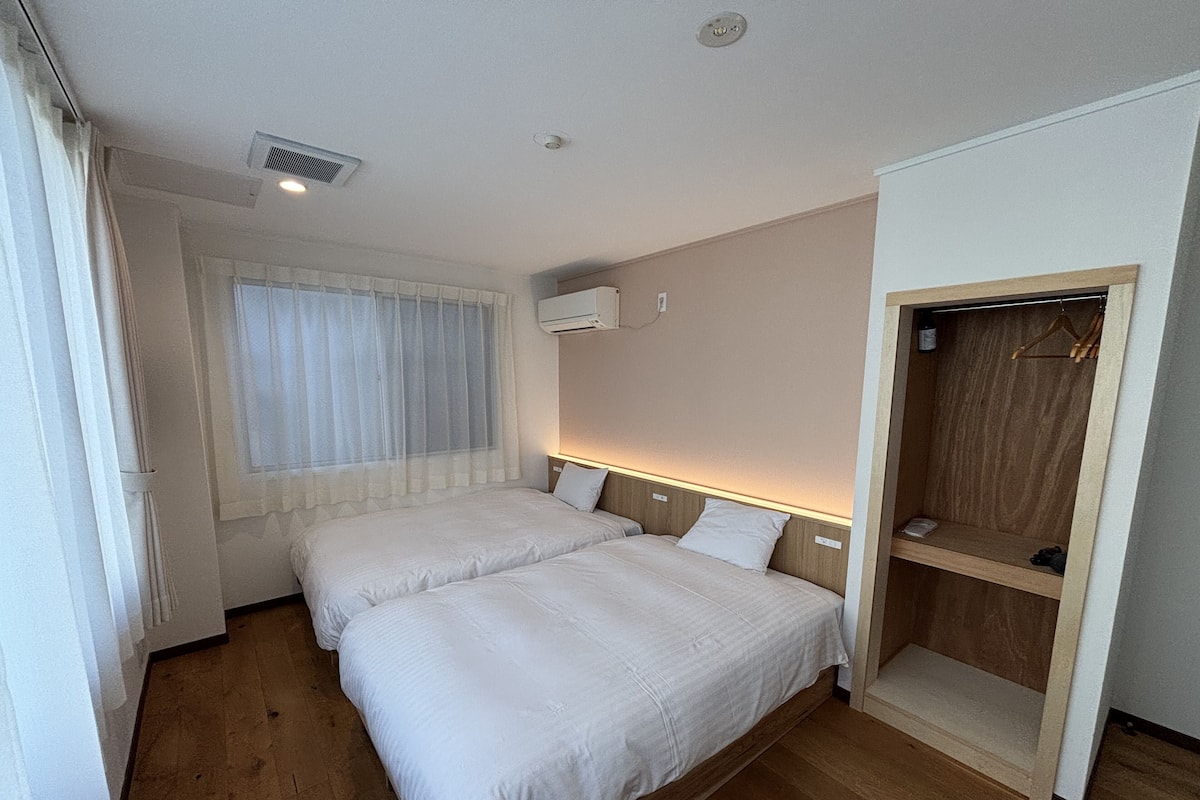 Camera Basic con 2 letti singoli, 1 camera da letto, non fumatori, vista città | Copriletto in piuma, una scrivania, postazione laptop, Wi-Fi gratuito