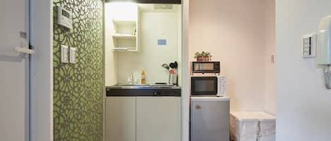 FC HOUSE Shibuya No.3 | Private kitchenette | Fridge, microwave, stovetop, electric kettle