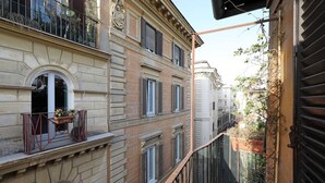 A narrow urban street with buildings featuring balconies and windows. - Navona Loft Terrace, splendid apartment with terrace in the historic center (Roma)