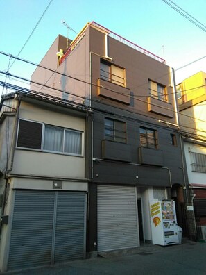Exterior - Osaka Kuma House (Osaka)