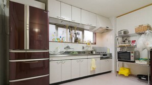 Shared fridge, shared microwave, electric kettle - Osaka Kuma House (Osaka)