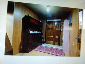 Interior entrance - Osaka Kuma House (Osaka)