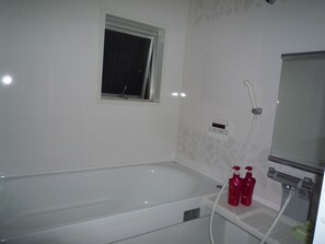 Separate bathtub and shower, free toiletries, hair dryer, slippers - Osaka Kuma House (Osaka)