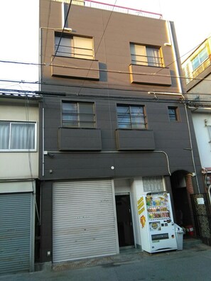 Front of property - Osaka Kuma House (Osaka)