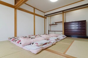 スタンダード ファミリールーム 共用バスルーム | アイロン / アイロン台、WiFi (無料)