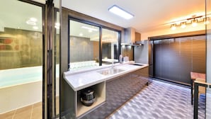 Pool Villa | Private kitchenette | Fridge, microwave, electric kettle, rice cooker - Ruhe Pool Villa (Gangneung)