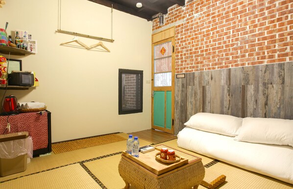 Cortinas blackout, wifi gratis y ropa de cama